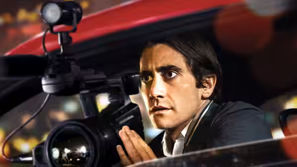 Louis Bloom (Jake Gyllenhaal) filming from inside a car at night