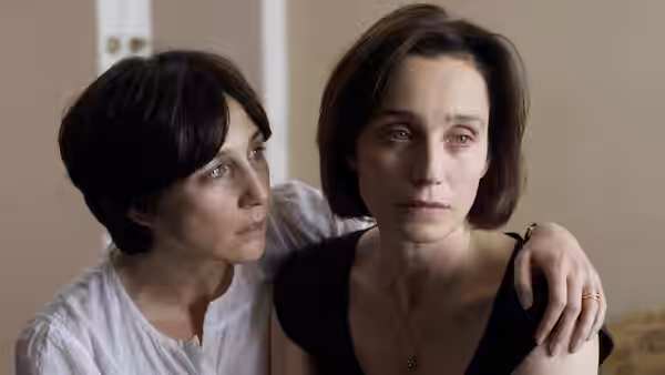 Léa (Elsa Zylberstein) puts an arm around Juliette (Kristin Scott Thomas)