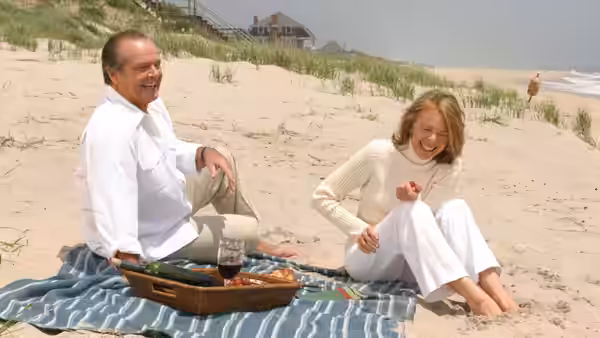 Harry Sanborn (Jack Nicholson) and Erica Barry (Diane Keaton) share a picnic on the beach