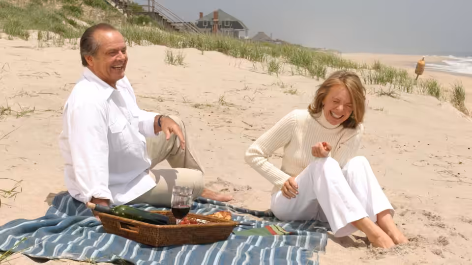 Harry Sanborn (Jack Nicholson) and Erica Barry (Diane Keaton) share a picnic on the beach