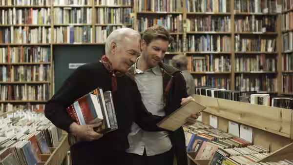 Hal (Christopher Plummer) and Oliver (Ewan McGregor) browse books together in a bookstore