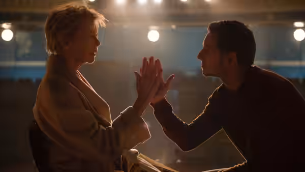 Gloria Grahame (Annette Bening) and Peter Turner (Jamie Bell) press their palms together backstage