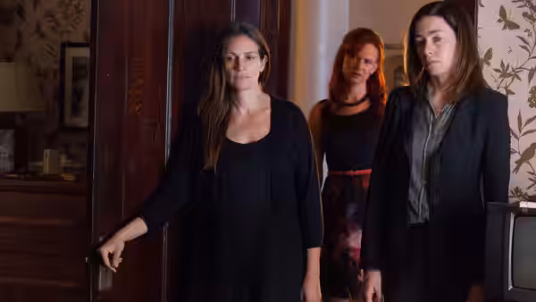 Ivy Weston (Julianne Nicholson), Karen Weston (Juliette Lewis) and Barbara Weston (Julia Roberts) stand in a doorway