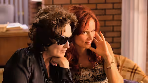 Violet Weston (Meryl Streep) wears sunglasses beside Karen Weston (Juliette Lewis)
