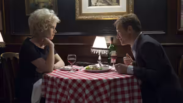 Margaret Keane (Amy Adams) and Walter Keane (Christoph Waltz) talk over dinner