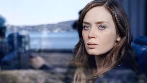 Rachel Watson (Emily Blunt) gazes pensively from a train