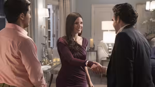 Molly Bloom (Jessica Chastain) greets a man at an elegant gathering
