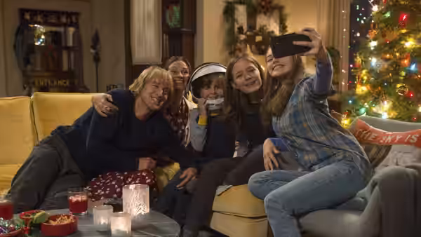 Auggie (Jacob Tremblay) and family and friends pose for a Christmas selfie