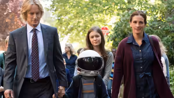 Nate (Owen Wilson), Auggie (Jacob Tremblay), Via (Izabela Vidovic), and Isabel (Julia Roberts) walk outdoors