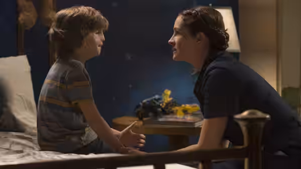 Isabel (Julia Roberts) talks with Auggie (Jacob Tremblay) in his bedroom