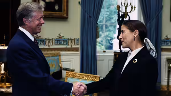 Ruth Bader Ginsburg (Ruth Bader Ginsburg) shakes hands with President Jimmy Carter in the White House