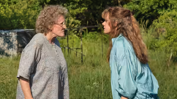 Mamaw (Glenn Close) confronts Bev (Amy Adams) beside a wire fence