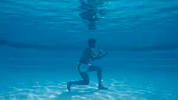 Cassius Clay (Eli Goree) practices boxing underwater in a swimming pool