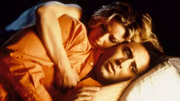 Ben Sanderson (Nicolas Cage) and Sera (Elisabeth Shue) lying together in bed