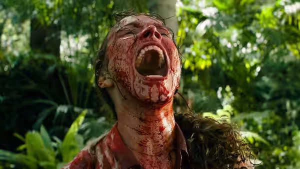 Linda Liddle (Rachel McAdams) screaming with her face covered in blood in dense jungle