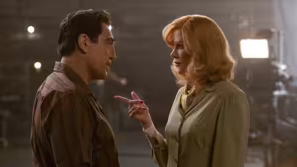Lucille Ball (Nicole Kidman) points at Desi Arnaz (Javier Bardem) on a soundstage