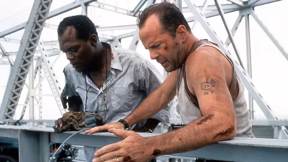 John McClane and Zeus Carver lean over a railing on a bridge