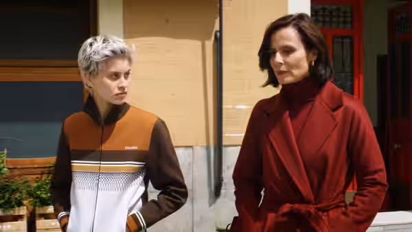Ana (Milena Smit) walks beside Teresa (Aitana Sánchez-Gijón) on a city street