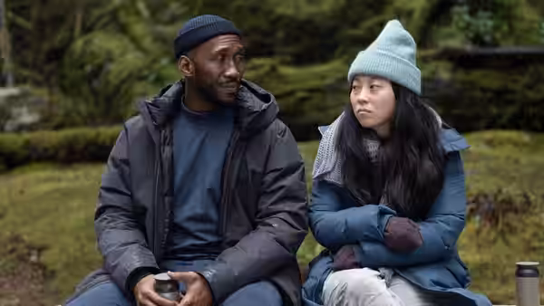 Cameron Turner (Mahershala Ali) sits outdoors beside Kate (Awkwafina) among the trees