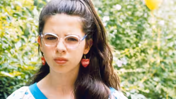 Dawn Wiener (Heather Matarazzo) wearing heart-shaped earrings outdoors