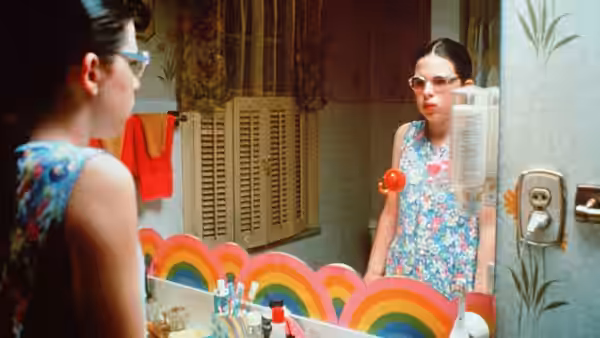 Dawn Wiener (Heather Matarazzo) looking at her reflection in the bathroom mirror