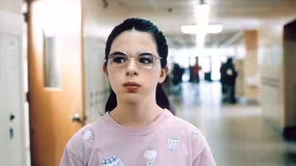 Dawn Wiener (Heather Matarazzo) standing in a school hallway