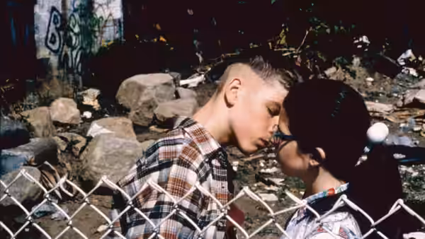Dawn Wiener (Heather Matarazzo) and Brandon McCarthy (Brendan Sexton III) by a chain-link fence