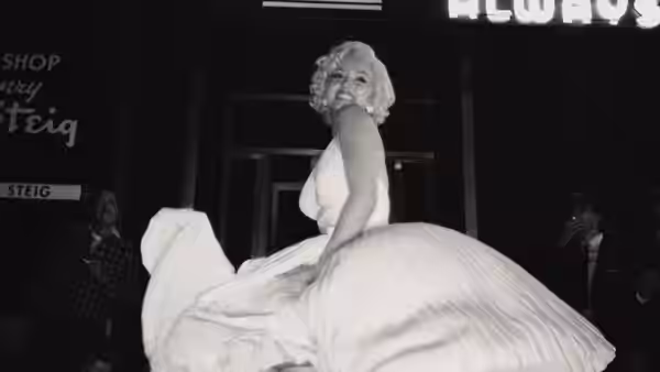 Marilyn Monroe (Ana de Armas) lifts her white dress outside a theater as onlookers watch