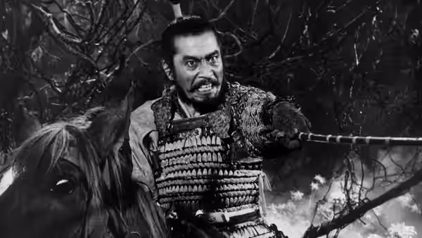 Taketoki Washizu (Toshirō Mifune) in armor rides forward on horseback