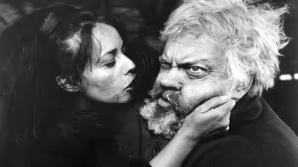 Doll Tearsheet (Jeanne Moreau) cups Falstaff’s (Orson Welles) face