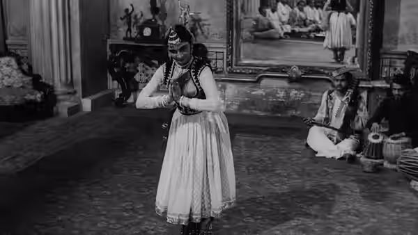 Krishna Bai (Roshan Kumari) dances in a palace hall as musicians sit nearby