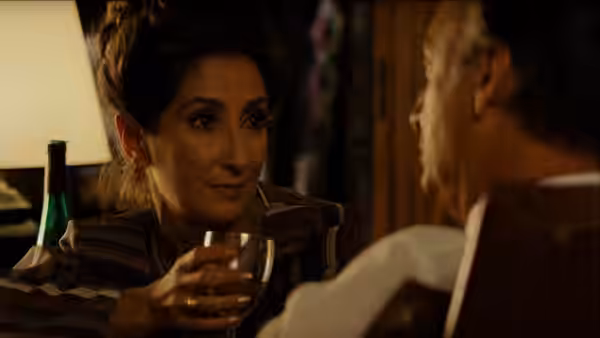 Alicia (Norma Aleandro) talks with Roberto (Héctor Alterio) over drinks
