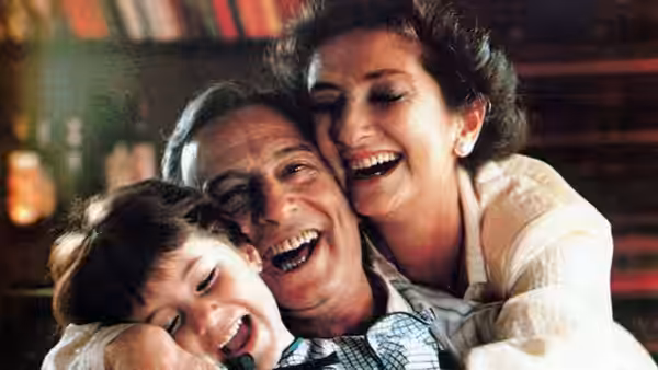 Roberto (Héctor Alterio), Alicia (Norma Aleandro), and Gaby laugh together at home