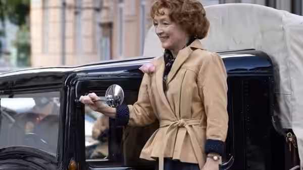 Ada Harris (Lesley Manville) steps from a black car onto a Paris street