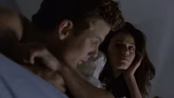 Bridget Gregory (Linda Fiorentino) watches a man leaning over her in bed