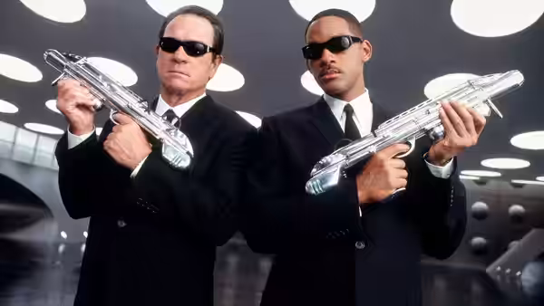 Kay (Tommy Lee Jones) and Jay (Will Smith) aiming large silver weapons