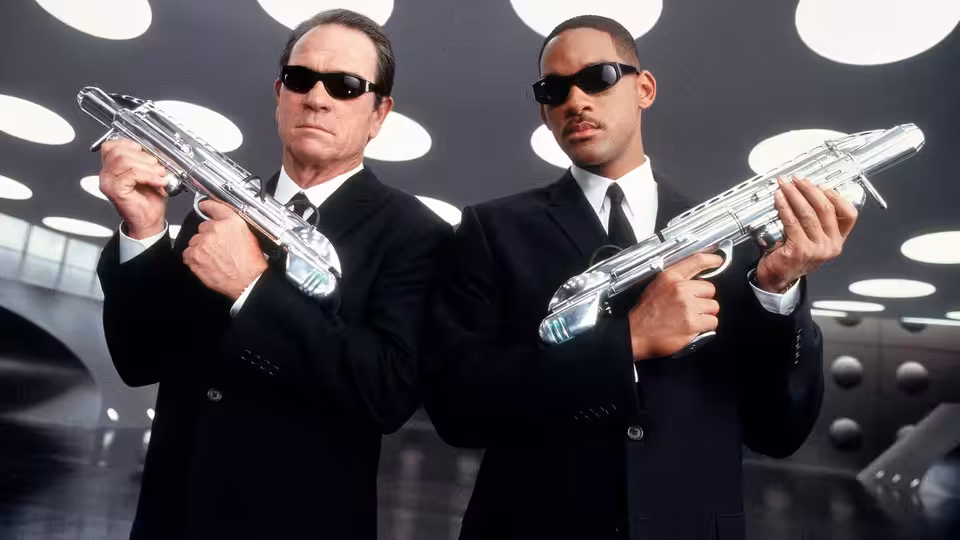 Kay (Tommy Lee Jones) and Jay (Will Smith) aiming large silver weapons