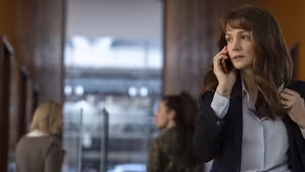 Megan Twohey (Carey Mulligan) talks on her phone in a busy newsroom