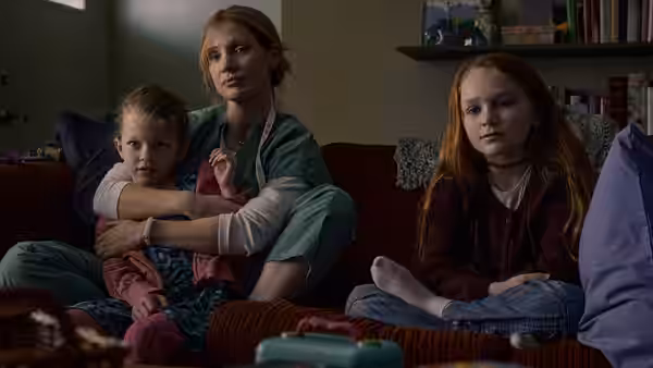 Amy Loughren (Jessica Chastain) comforts a young daughter while her other daughter sits beside her