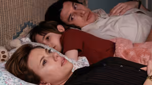 Nicole (Scarlett Johansson), Henry (Azhy Robertson) and Charlie (Adam Driver) lying in bed together
