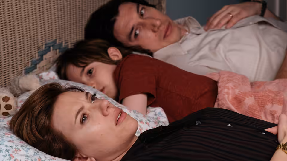 Nicole (Scarlett Johansson), Henry (Azhy Robertson) and Charlie (Adam Driver) lying in bed together
