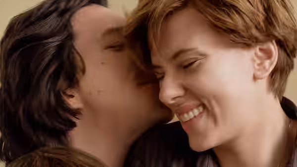 Charlie (Adam Driver) kisses Nicole (Scarlett Johansson) on the cheek as she smiles
