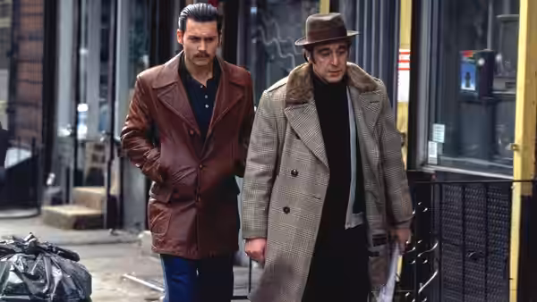 Donnie Brasco (Johnny Depp) and Lefty (Al Pacino) walking along a city street