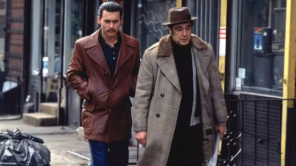 Donnie Brasco (Johnny Depp) and Lefty (Al Pacino) walking along a city street