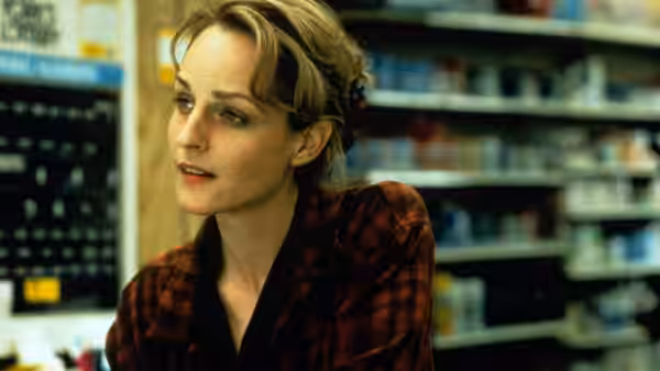 Carol Connelly (Helen Hunt) standing in a store aisle