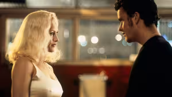 Alice Wakefield (Patricia Arquette) facing Pete Dayton (Balthazar Getty) indoors
