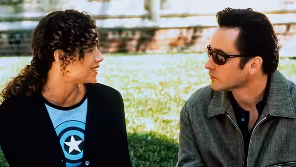 Debi Newberry (Minnie Driver) talking with Martin Blank (John Cusack) outdoors
