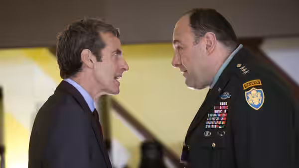 Simon Foster (Tom Hollander) arguing face to face with Lt Gen. George Miller (James Gandolfini)