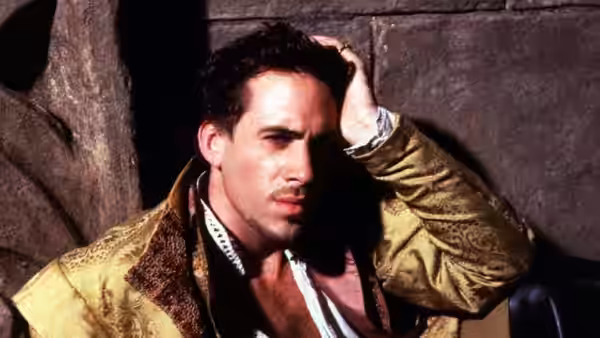 Robert Dudley (Joseph Fiennes) leaning against a wall with hand on his head