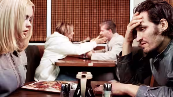 Layla (Christina Ricci) watches Billy Brown (Vincent Gallo) hold his head in a diner